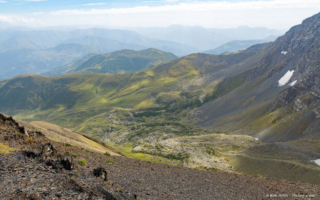 Pohled zpět na morénu u Abudelauri lakes