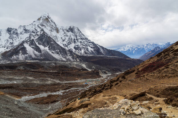 Chukung (4740 m) z výstupu na Chukung Ri