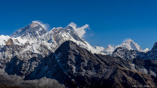 Zleva Mount Everest (8848 m), Nuptse a Lhotse (8516 m) a Makalu (8 485 m)