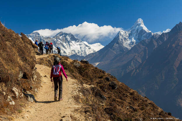 Vpravo Ama Dablam (6856 m)