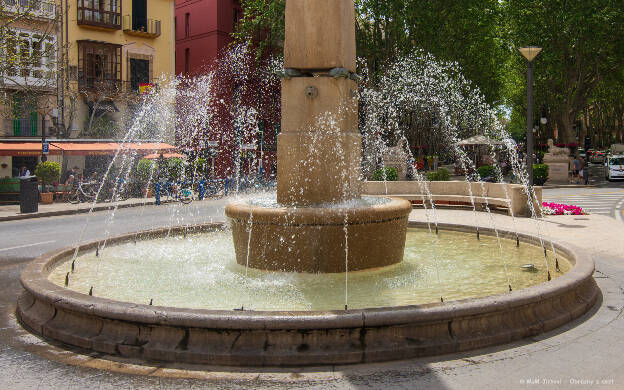 Palma - kašna na Plaça de Joan Carles I