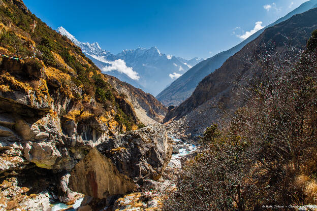 Pohled do údolí Bhote Koshi