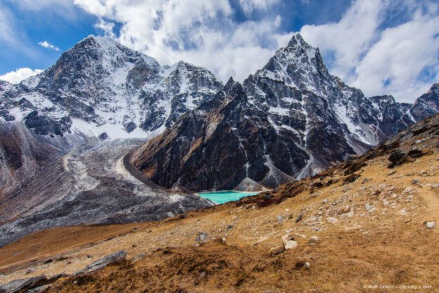 Vpravo Cholatse (6440 m), vlevo Taboche (6495 m)